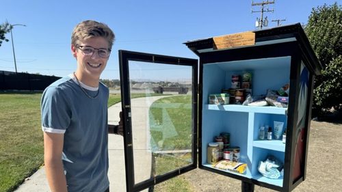 O cămară cu alimente gratuite, instalată de un adolescent într-un parc american
