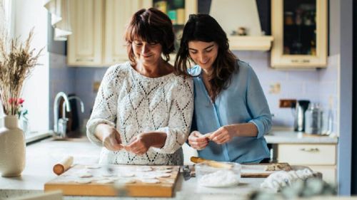 G4Food a întrebat mai mulți cofetari ce desert reprezintă cel mai bine Romania. Răspunsul este departe de a fi unanim. Andreea Andrei, Unique Cake: „Colivă clasică nu se face în altă parte sau nu cu aceeași semnificație”