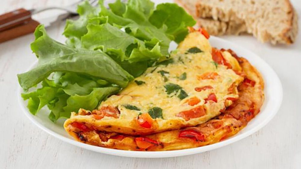 Mic dejun special pentru ultima duminică dinainte de Crăciun: Omletă festivă cu somon afumat și avocado