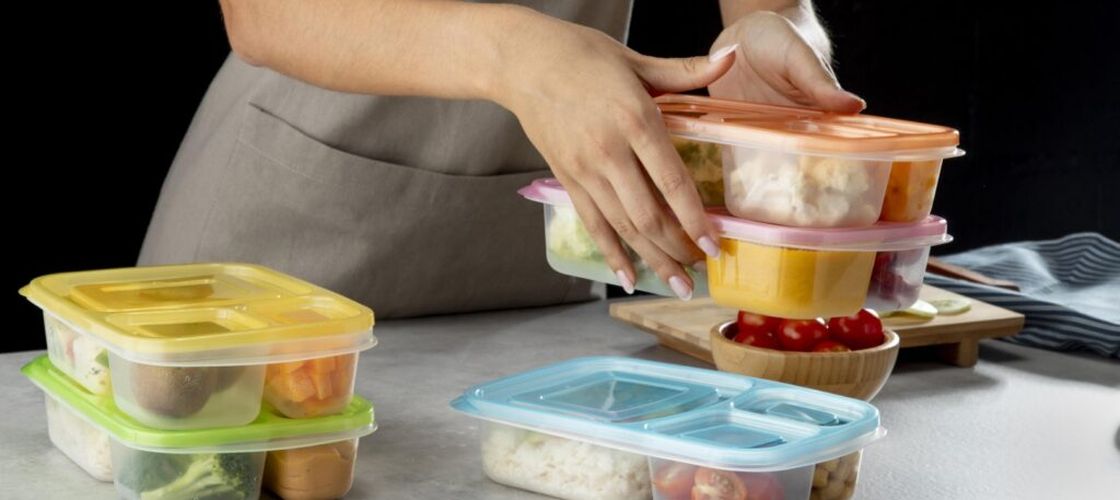 Pregătirea meselor pentru câteva zile sau batch cooking-ul, aliatul tău cel mai bun odată cu reîntoarcerea în activitate. Cum să faci să nu stai zilnic în bucătărie și să ai mâncare sănătoasă