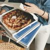A comandat aproape 300 de pizza în numele altora și a trimis amenințări / Ce riscă acum un tânăr de 23 de ani