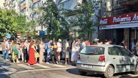 GALERIE FOTO | Scandalul merdenelelor a adus și mai mulți clienți la Nea Mihai / Coada s-a întins în stradă