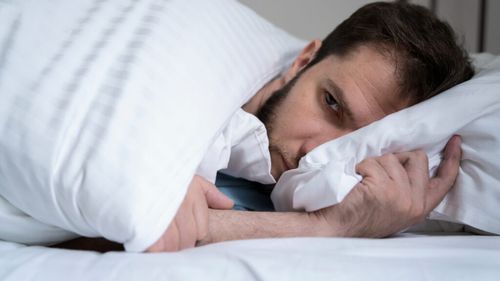 Dormi prost? Asta îți poate afecta dieta / Un studiu recent leagă lipsa odihnei cu alegerile alimentare proaste