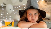 Copiii la restaurant: îi lăsăm să facă ce vor sau îi învățăm regulile de bun-simț? Dezbaterea pornită de un local din California