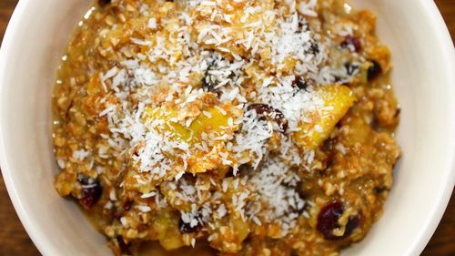 Fulgi de ovăz cu lapte și pulpă de dovleac, totul îndulcit cu banană coaptă. Mic dejun rapid și echilibrat