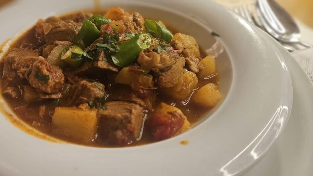 Gulaș rapid și simplu, gata în mai puțin de o oră / Rețetă inspirată din tradiția ungurească, dar adaptată pentru un stil de viață modern