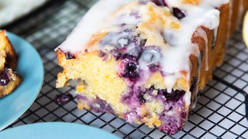 Ceva dulce | Chec cu lămâie, afine și migdale / Este un adevărat răsfăț de weekend