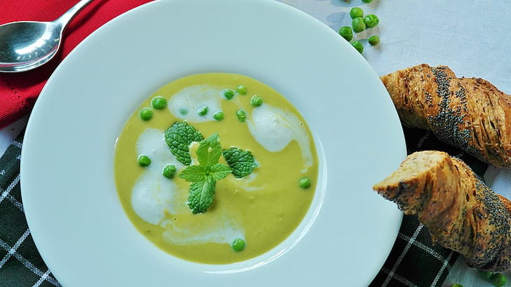 Timiş: Brunch cu ciorbă de leurdă, mâncare de urzici şi prăjituri de casă