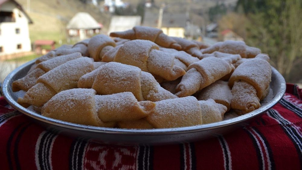 Cornulețe fragede cu untură: Trucul simplu care le face să nu se sfărâme / Rețeta tradițională ca să îți iasă fix „ca la bunica”