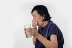 Ce faci dacă te îneci cu mâncare și ești singur acasă. Un medic explică manevra de prim-ajutor care te poate ajuta să-ți eliberezi căile respiratorii