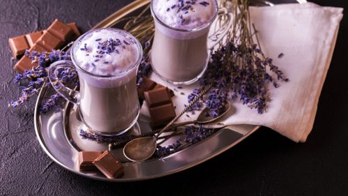 Cum să faci un latte cu lavandă / Cafeaua care îți va face dimineața mai aromată