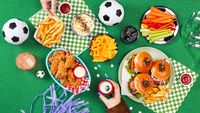 Ce au comandat românii în serile de fotbal / Căpșunile au fost surpriza verii, iar sushi-ul a depășit burgerii la ritmul de creștere