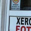 Un afiș de la intrarea unui magazin din Câmpia Turzii a stârnit controverse: „Interzis accesul cu rochii largi”