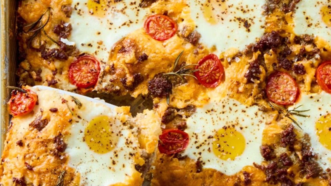 Focaccia pentru micul dejun / Pufoasă și fără frământare, are un plus de savoare datorită straturilor de cârnați sfărâmați, brânză și roșii cherry suculente