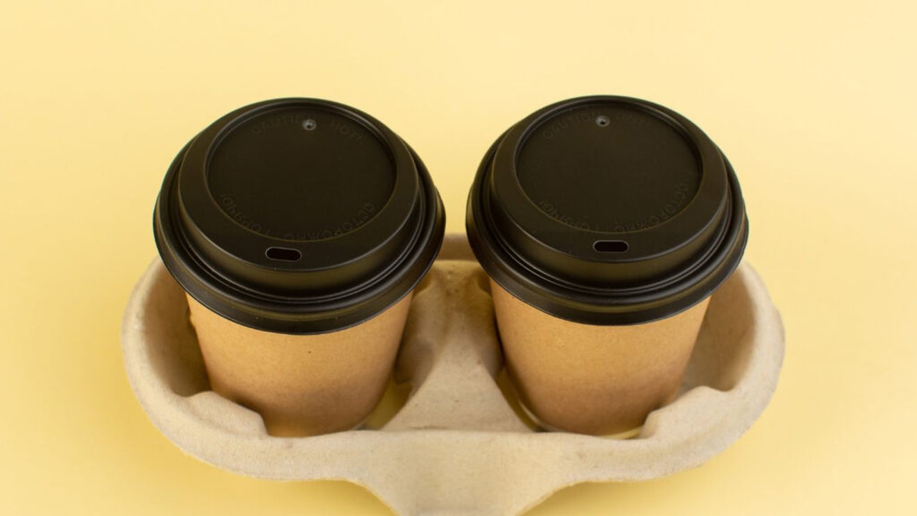 Misterul găurii mici din capacul cafelei to-go - nu e vorba de orificiul pentru băut / De ce există și ce rol important are, de fapt