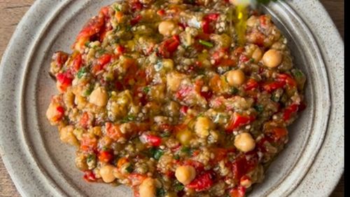 Salată de vinete cu ardei copți și năut / O rețetă de vară, ușoară, numai bună pentru o cină fără carne, dar cu aport de proteine