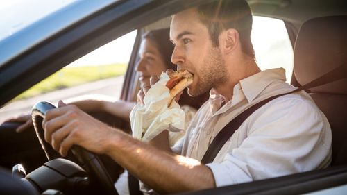 Greșeala pe care o faci când mănânci și care te poate costa sănătatea / Mâncatul rapid perturbă hormonii sațietății și crește glicemia / Sfaturi pentru prevenirea diabetului și a obezității