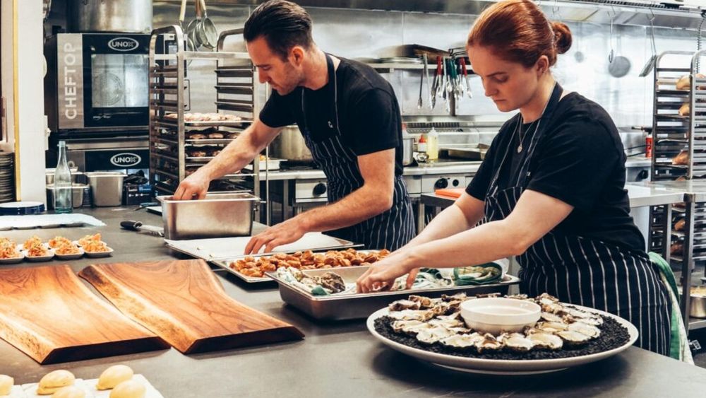 Sondaj | Provocările HoReCa în 2025: Lipsa de personal, schimbările legislative și instabilitatea economică