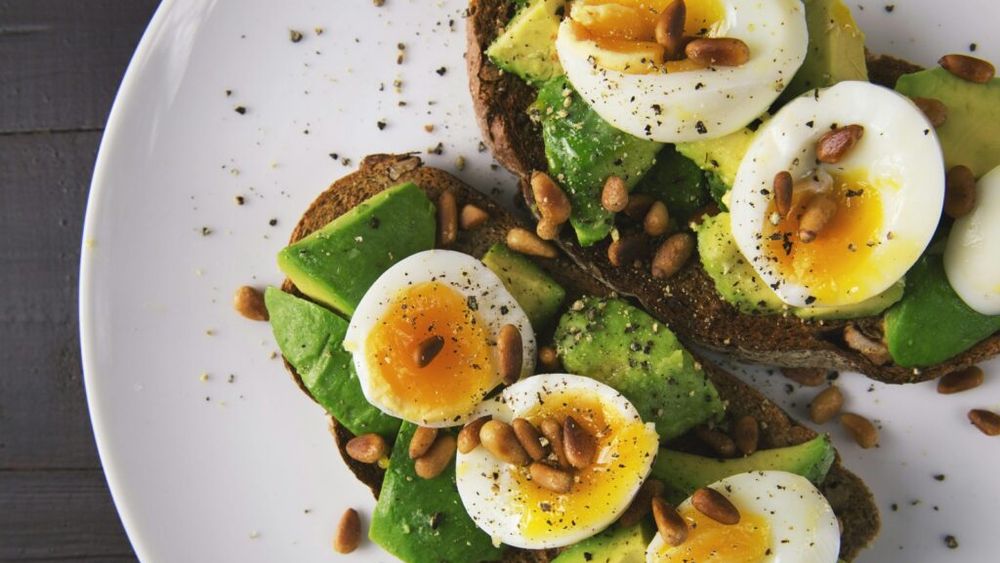 8 gustări simple care nu îți vor crește glicemia: Tonul, avocado, ouă, hummusul și iaurtul simplu nu îți vor crește nivelul zahărului din sânge
