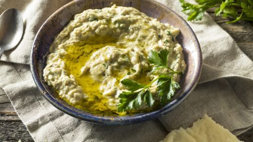 Cum se prepară vinetele în zona lor de origine. Hummus de vinete sau babaganoush, alternativa orientală la salata noastră cu ceapă