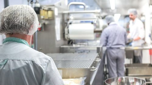 Autoritatea Sanitar-Veterinară a dat amenzi de peste 600.000 de lei, după controale la peste 700 de unităţi de catering / Acestea livrau produsele alimentare către elevi, vârstnici și pacienți