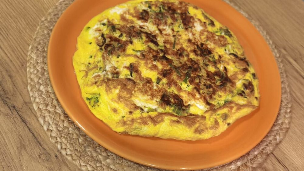GALERIE FOTO | Omletă cu legume, tip frittata, dar gătită în tigaie sub capac. O cină sau un mic dejun preparate rapid pentru întreaga familie