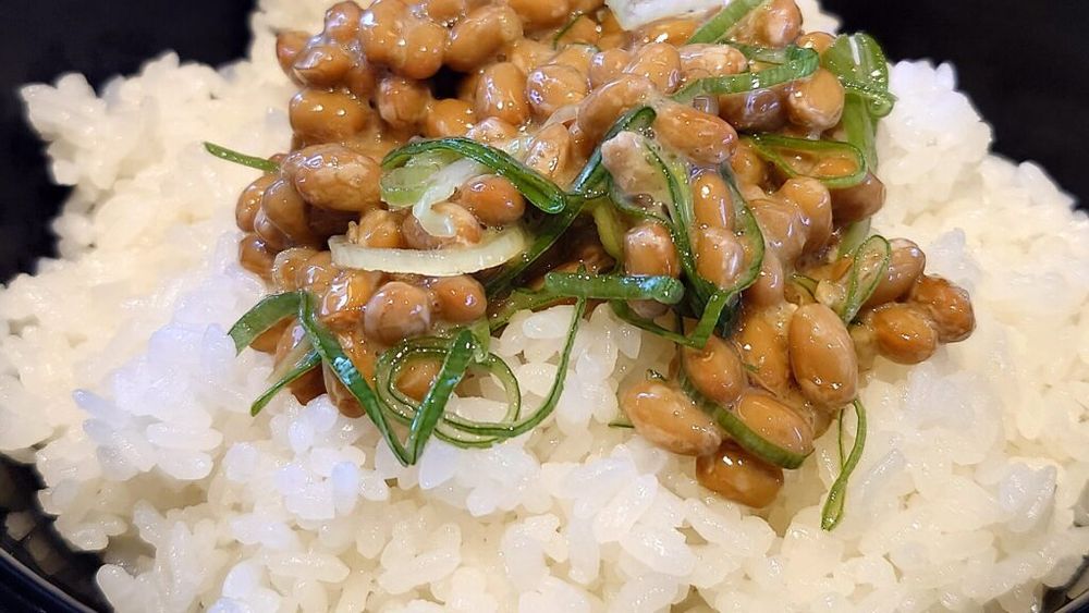 VIDEO | Ce este „natto”, alimentul tradițional japonez obținut din boabe de soia fermentate / Exporturile au crescut de ori în ultimii ani, după ce superalimentul a devenit viral pe rețelele de socializare