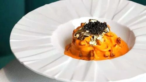 Carbondoro, carbonara „de aur” de 70 de euro porția pe care o propune un restaurant de la Milano. În plus față de rețeta tradițională conține caviar, șofran și foițe de aur