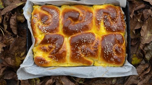 Vaslui: Profesori din Italia, Portugalia, Spania şi Finlanda au făcut poale-n brâu şi au jucat hora / „Au avut prilejul să întâlnească satul românesc de altădată”