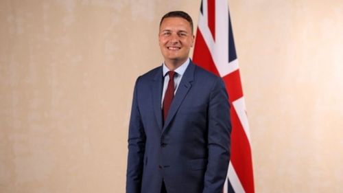 Guvernul UK a lansat un plan național de sănătate pe 10 ani prin care implică retailerii, printr-o inițiativă în premieră mondială, să promoveze alimentele sănătoase și să raporteze datele de consum