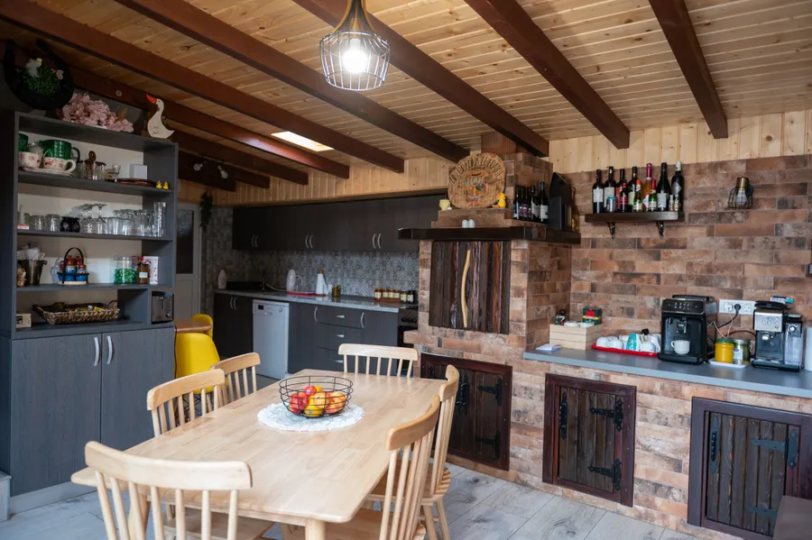 bucătărie punct gastronomic local Din Grădina lui Rățoi Voicești