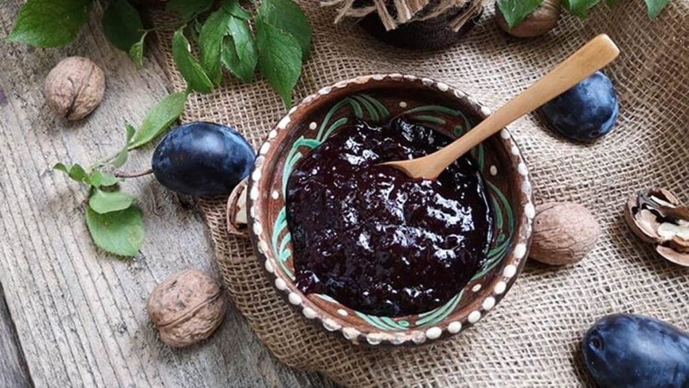 Clătitele câștigă un plus de savoare, umplute cu magiun de prune mixat cu nucă măcinată