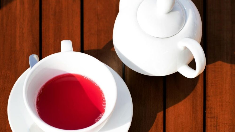 Un nutritionist dezvăluie ce băutură roșie și delicioasă ajută la reducerea balonării și scăderea tensiunii arteriale/ Aceeași plantă este eficientă în combaterea insomniei, problemelor cardiace și inflamațiilor