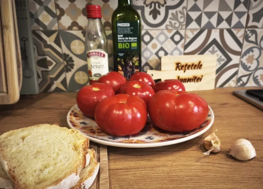 salmorejo este supa de rosii cordobeza. se consuma rece