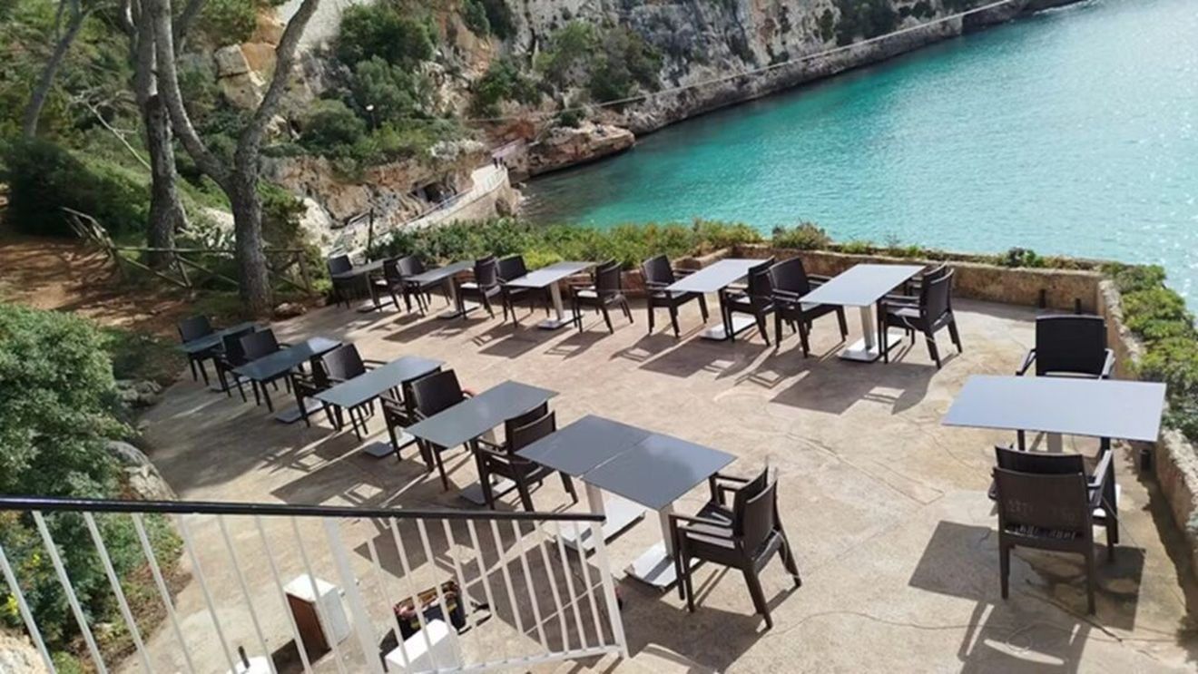Restaurant pentru localnici / Un local din Mallorca rezervă până la 60% dintre mese pentru clienții din localitate / Măsura vine după ce turiștii au început să ocupe din timp aproape toate locurile