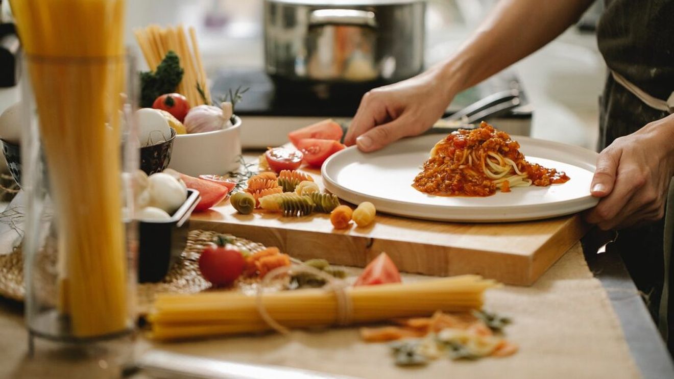 De Ziua Mondială a Pastelor, bucătarii unor restaurante din București dezvăluie secretele unei porții perfecte: „Sosul contează mai mult decât textura pastelor”/ „Acum toată lumea se pricepe în bucătărie, datorită emisiunilor de gătit. Clienții au devenit puțin mai pretențioși”