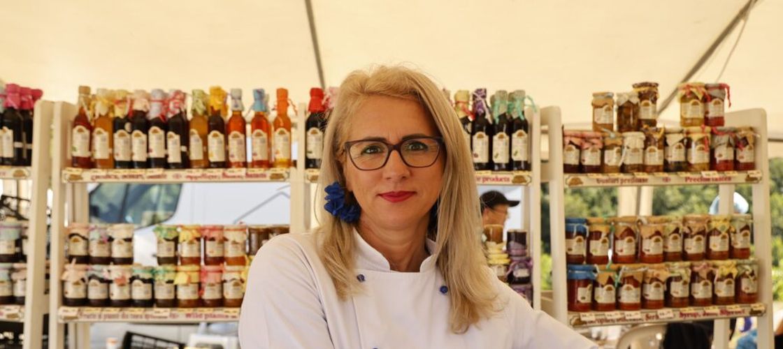 Delicatesele din Poiana Fermecată / De la o pensiune ascunsă între munți la o gamă de produse artizanale care duc gustul naturii în toată lumea / Ramona Pîrvu: „Reinventăm rețete vechi, le combinăm, le sofisticăm, dar păstrând stilul și modul de lucru complet manual”