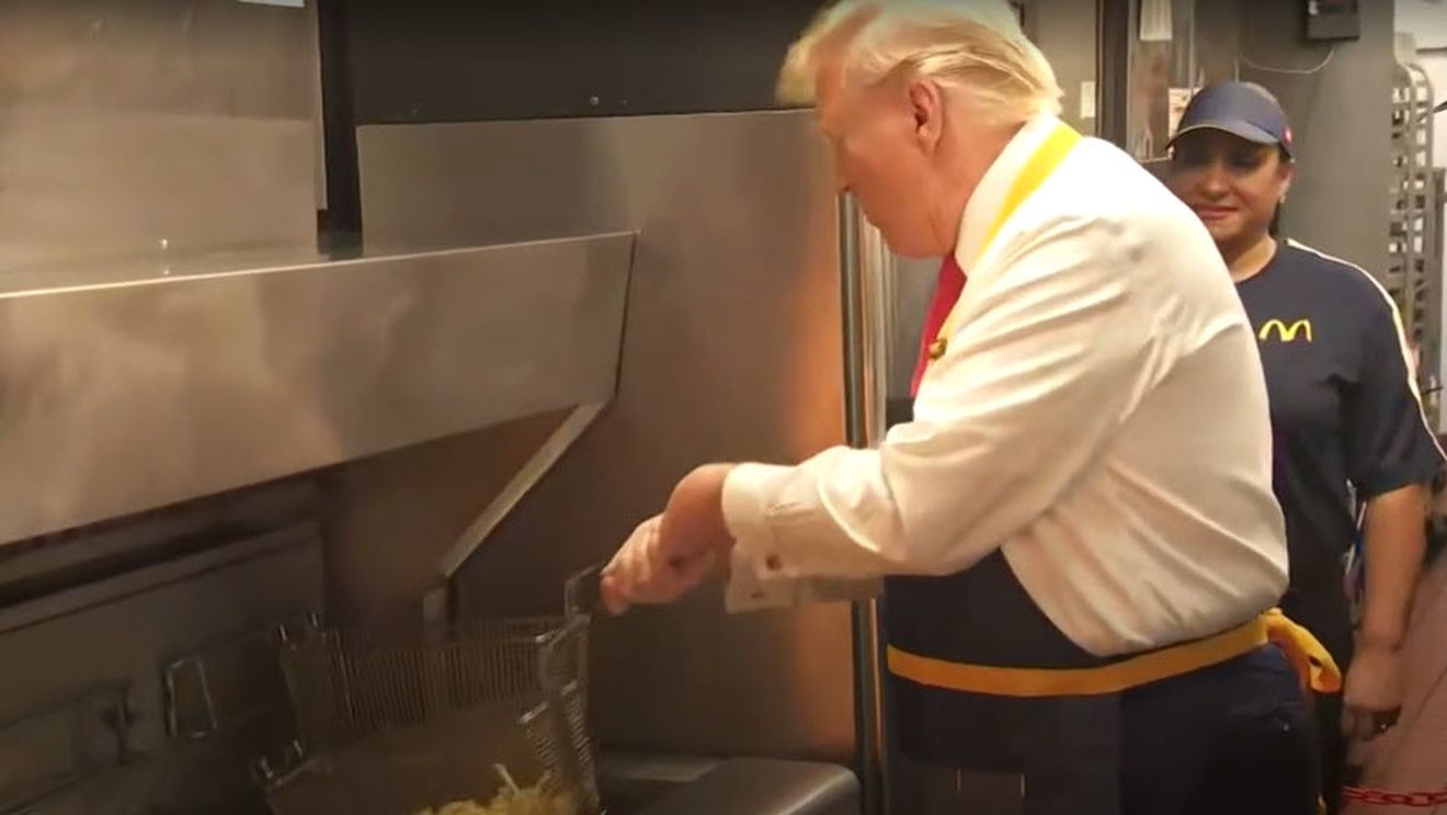 Campania prezidențială americană s-a mutat la McDonald's: Trump prăjește cartofi la un restaurant al lanțului de fast-food și o acuză pe Harris că a mințit în legătură cu slujba sa din tinerețe la McDonald's