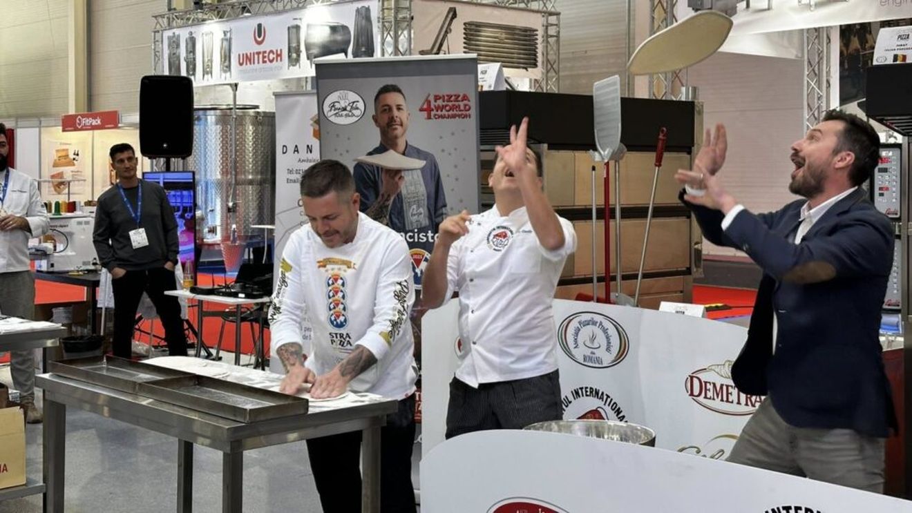 Indagra 2025 | FOTO-VIDEO | În culisele Campionatului Internațional de pizza. 115 profesioniști candidează pentru titlul de campion/ „Cine va lua trofeul Pizza Master chef 2025, va avea un cuptor electric de pizza, pentru acasă, plus 100 kg de mozarella”