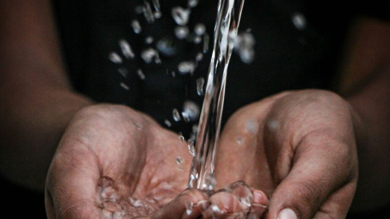 Legea privind calitatea apei destinate consumului uman, promulgată de președintele Iohannis