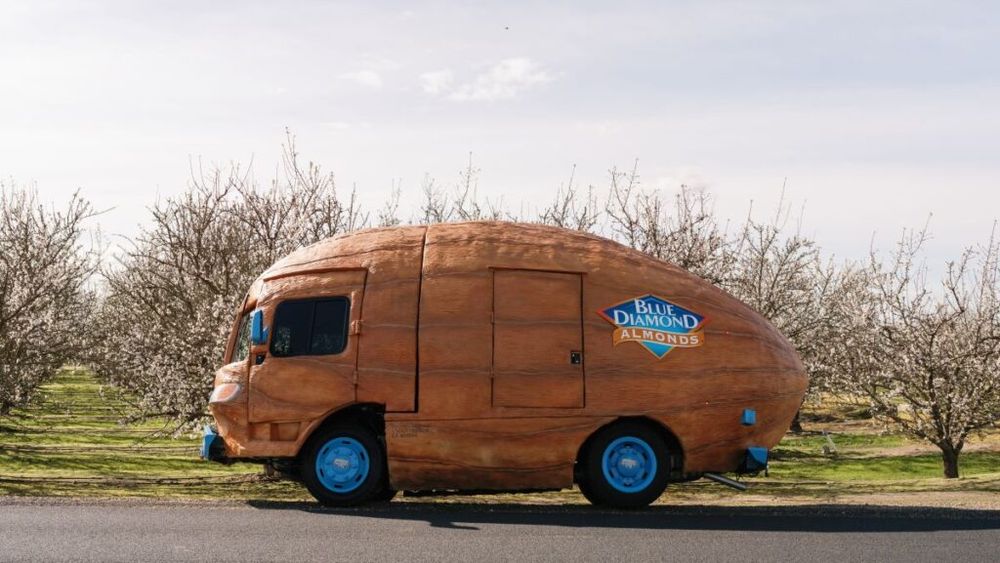 La drum într-o migdală uriașă. Un vehicul de forma unei migdale, cu care își face publicitate un producator american distribuind în mod extrem de original mostre de produse si suveniruri
