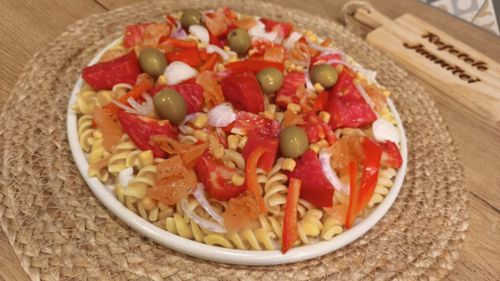 VIDEO | Salată mediteraneeană de paste cu somon și legume. Vara salatele de paste reci, orez, cereale sau leguminoase sunt salvarea
