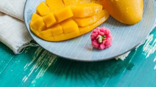 Mango este mai mult decât un fruct exotic. Este o comoară de vitamine și antioxidanți. A fost cultivat prima dată cu peste 5.000 de ani în urmă / Știai că un coș de mango este considerat un gest de prietenie în India?