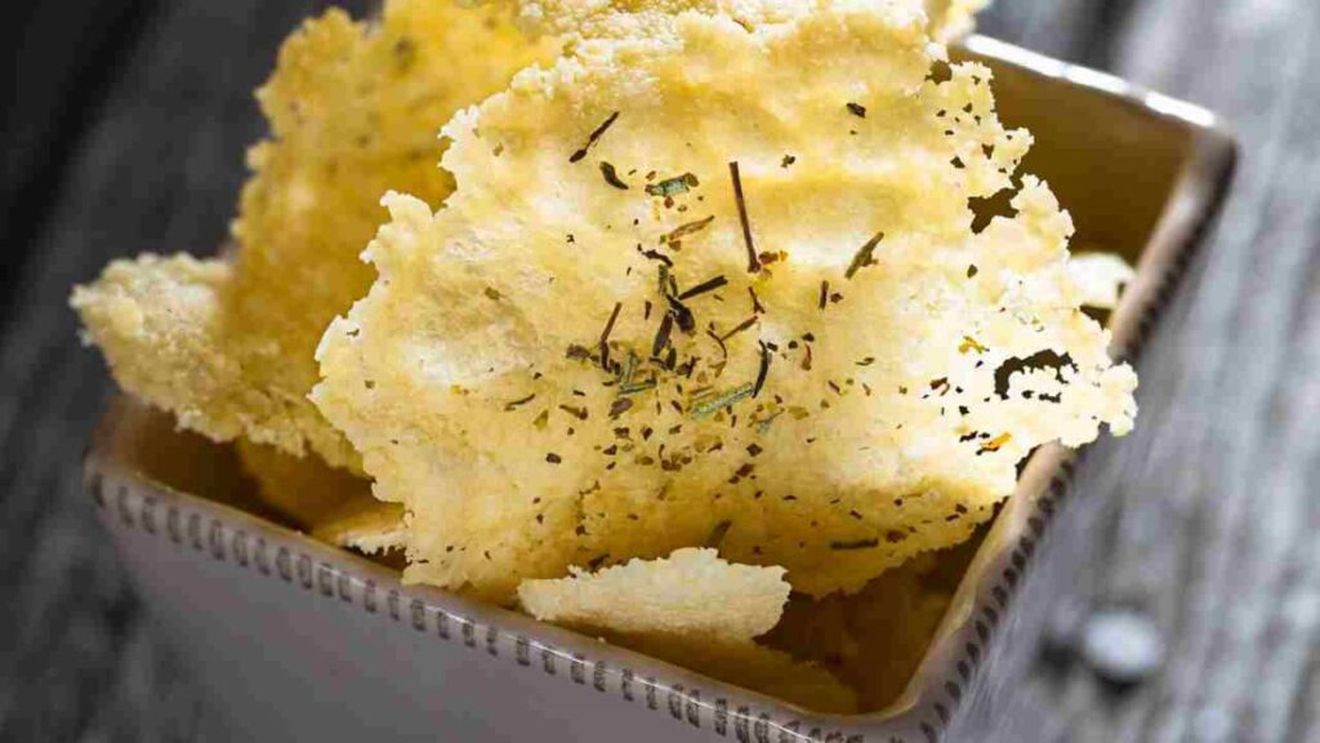 VIDEO / Chipsuri de parmezan la micul dejun, în loc de simplele felii de brânză pe pâine. Rapid, la cuptor sau în tigaie, cu arome adăugate sau fără