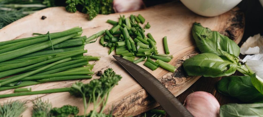 8 ierburi mediteraneene esențiale: cu ce le mănânci și de ce știința zice că ar trebui să fie și în bucătăria ta / Bonus: Salată mediteraneană de linte, gata în 20 de minute