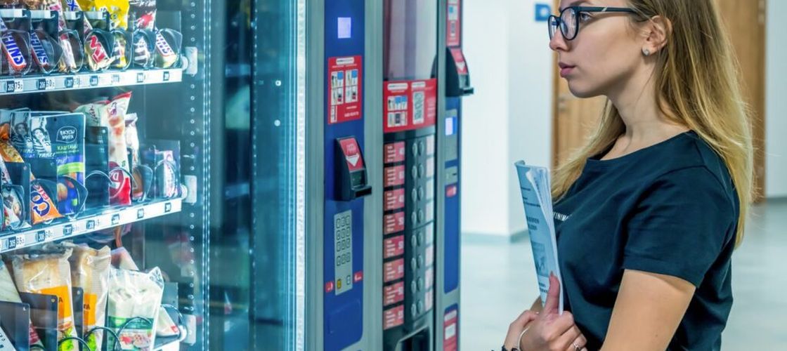 Șapte din zece alimente pe care le găsești în automatele din spitale sunt nesănătoase. Un studiu din Spania a prezentat concluzii îngrijorătoare pentru pacienți și aparținători