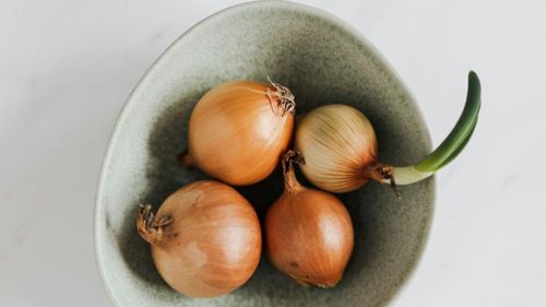 Știai că banala ceapă are un posibil efect anticancerigen? / Cu reale proprietăți antibacteriene, ceapa conține și substanțe ce pot ajuta la reglarea glicemiei, dar sprijină și sănătatea inimii și pe cea intestinală dar este de ajutor și în curele de slăbire