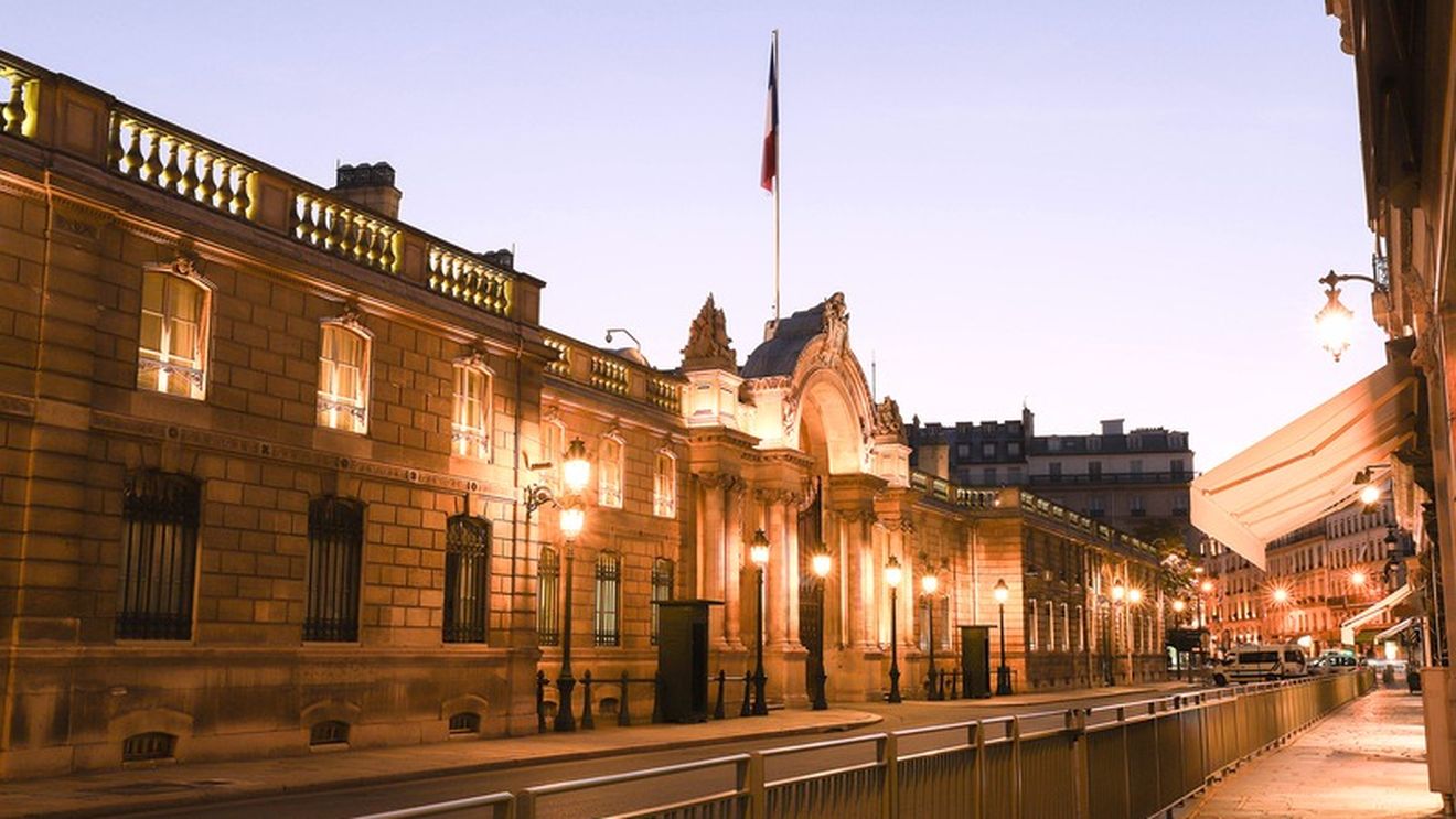 Zeci de piese de porțelan furate de la Palatul Elysee. Făptașul este chiar majordomul prezidențial / A fost ajutat de un angajat la Muzeul Luvru