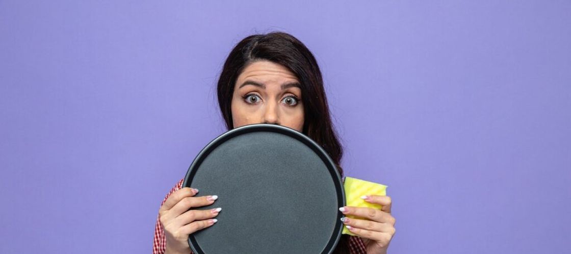 ABC în bucătărie / Cum să cureți rapid o tigaie cu mâncare lipită / Apa fierbinte și bicarbonatul pot curăța rapid mâncarea lipită