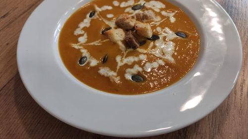 Rețetele Juanitei: Supă de dovleac copt, crutoane de pâine cu usturoi și semințe. Ne pregătim pentru Halloween